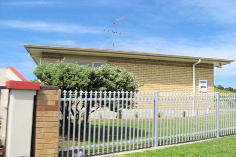 Photo of property in 9 Hocken Place, Mangere Bridge, Auckland, 2022