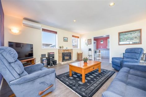 Photo of property in 7 Te Whiti Grove, Korokoro, Lower Hutt, 5012