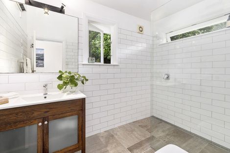 Photo of property in 115 Breaker Bay Road, Breaker Bay, Wellington, 6022