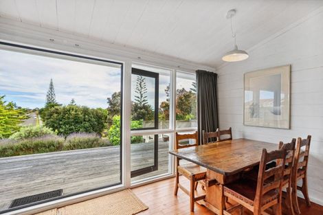 Photo of property in 42 Queens Road, Waikanae Beach, Waikanae, 5036