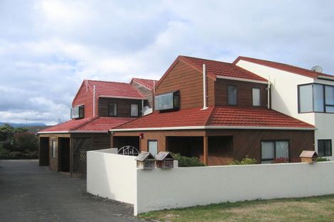 Photo of property in 18 Rangitane Street, Maupuia, Wellington, 6022