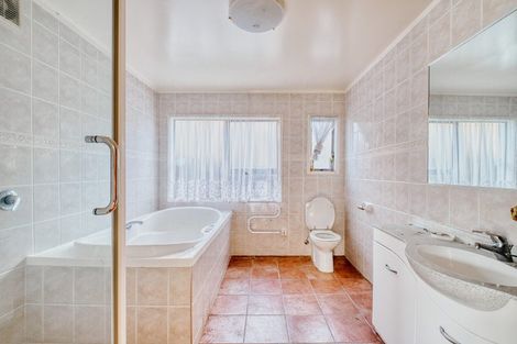 Photo of property in 35 Goodwood Drive, Goodwood Heights, Auckland, 2105