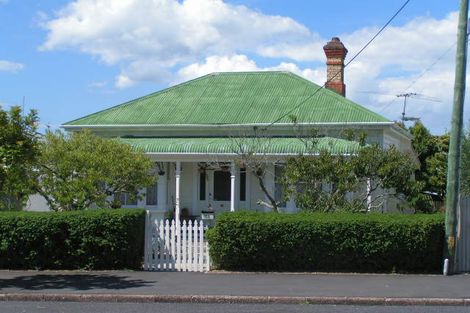 Photo of property in 71 Queen Street, Northcote Point, Auckland, 0627