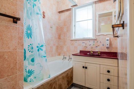 Photo of property in 38 Peters Avenue, Cloverlea, Palmerston North, 4412