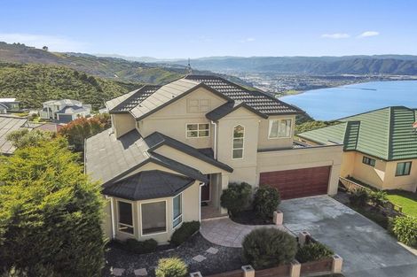 Photo of property in 9 Bennett Grove, Newlands, Wellington, 6037