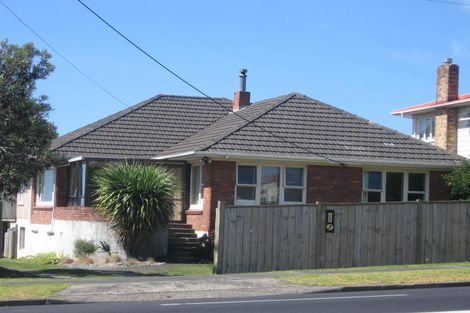 Photo of property in 279 Glenfield Road, Glenfield, Auckland, 0629