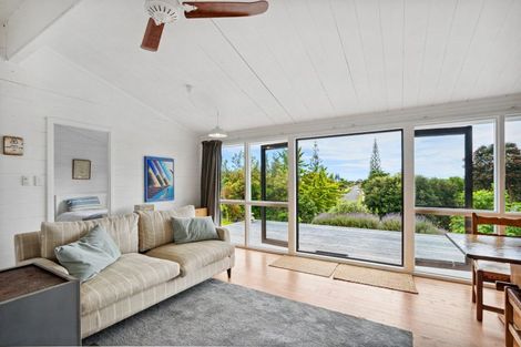 Photo of property in 42 Queens Road, Waikanae Beach, Waikanae, 5036