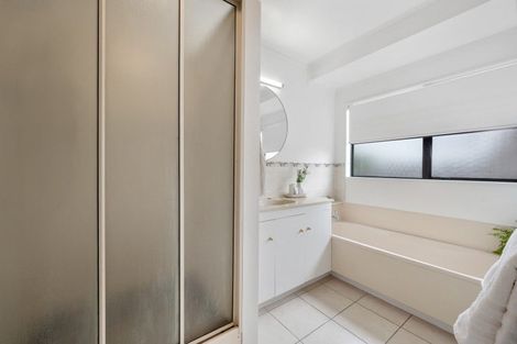 Photo of property in 2/98 Mirrabooka Avenue, Botany Downs, Auckland, 2010