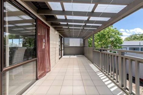 Photo of property in 2/25 De Quincey Terrace, Highland Park, Auckland, 2010