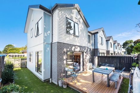 Photo of property in 8a Roys Road, Weymouth, Auckland, 2103