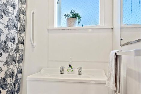 Photo of property in 50 Edmonton Road, Henderson, Auckland, 0612