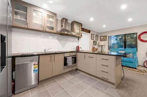 Photo of property in 18a Christmas Road, Manurewa, Auckland, 2102