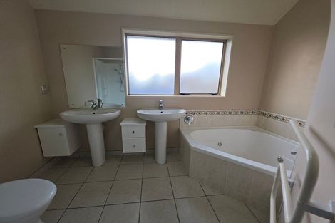 Photo of property in 135a Memorial Avenue, Burnside, Christchurch, 8053