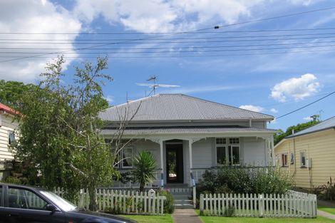 Photo of property in 15 Roslyn Terrace, Stanley Point, Auckland, 0624