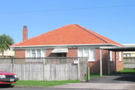 Photo of property in 14 Keeling Road, Henderson, Auckland, 0612