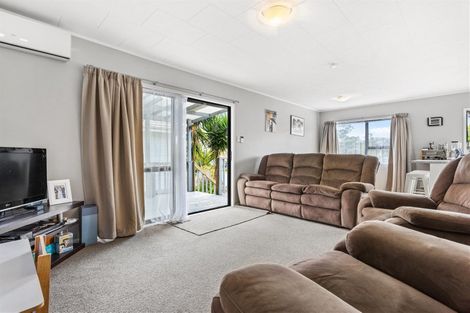 Photo of property in 2/20 Landsdale Place, Massey, Auckland, 0614