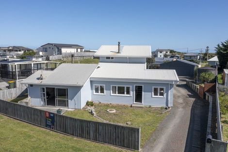 Photo of property in 14 Brown Terrace, Foxton Beach, Foxton, 4815