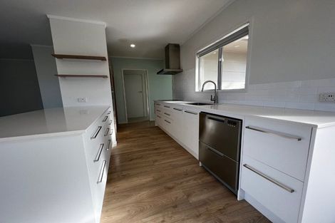 Photo of property in 2/39 Camrose Place, Glenfield, Auckland, 0629