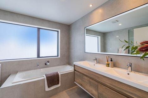 Photo of property in 30 Colliston Rise, Pinehill, Auckland, 0632