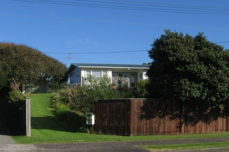 Photo of property in 18 Hughes Street, Waikanae Beach, Waikanae, 5036
