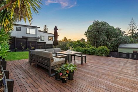 Photo of property in 16 Pickwick Parade, Mellons Bay, Auckland, 2014