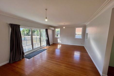 Photo of property in 15 Pine Avenue, Henderson, Auckland, 0612