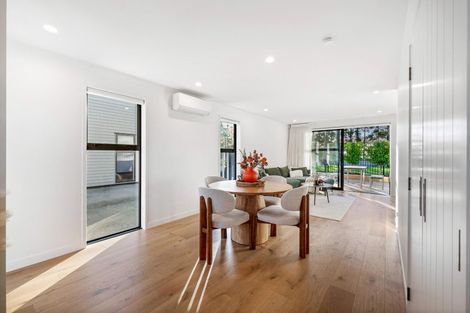 Photo of property in 3/111 Hobsonville Road, West Harbour, Auckland, 0618
