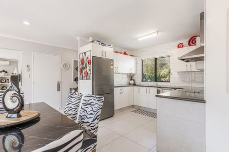 Photo of property in 52 Hewlett Road, Massey, Auckland, 0614