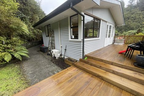Photo of property in 155 Pinehaven Road, Pinehaven, Upper Hutt, 5019