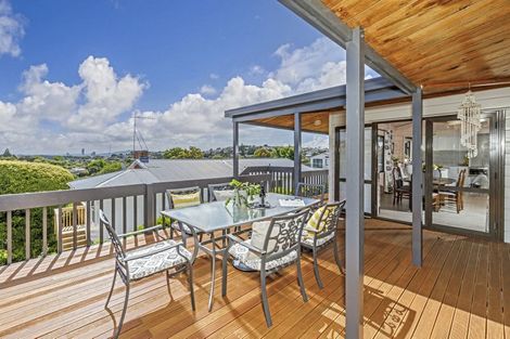 Photo of property in 32 Mcdowell Crescent, Hillcrest, Auckland, 0627