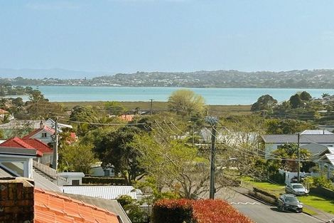 Photo of property in 2/1 Egremont Street, Belmont, Auckland, 0622