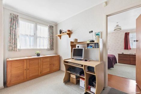 Photo of property in 5 Barron Drive, Green Bay, Auckland, 0604