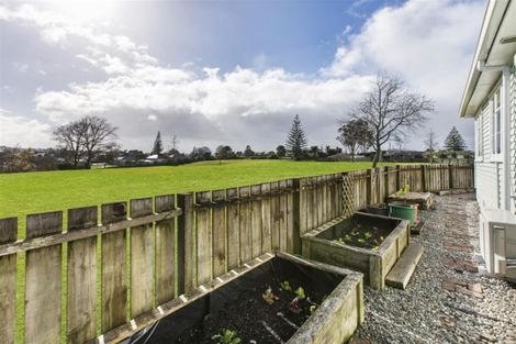 Photo of property in 1/10 Gladfield Lane, Te Atatu Peninsula, Auckland, 0610