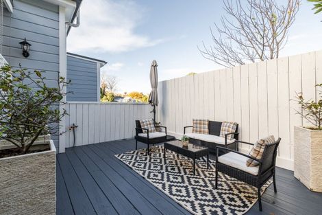 Photo of property in 32 Milton Road, Bluff Hill, Napier, 4110