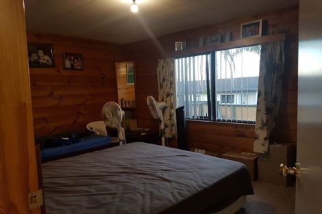 Photo of property in 6 Gardone Terrace, Conifer Grove, Takanini, 2112