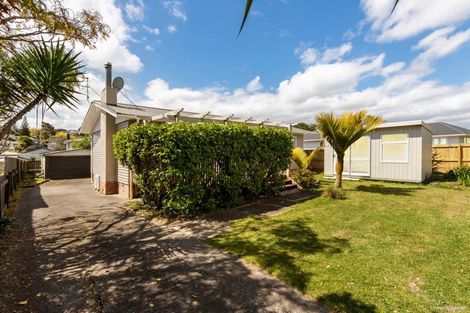 Photo of property in 24 La Rosa Street, Green Bay, Auckland, 0604