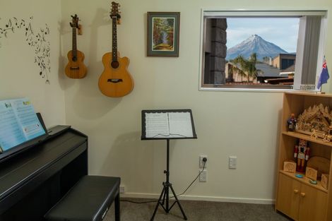 Photo of property in 31 Tiverton Crescent, Whalers Gate, New Plymouth, 4310