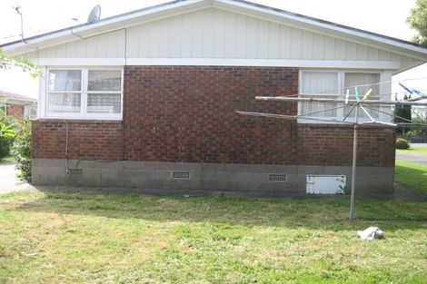 Photo of property in 2/124 Te Atatu Road, Te Atatu South, Auckland, 0610