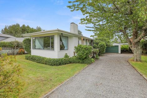 Photo of property in 2 Gradwell Place, Two Mile Bay, Taupo, 3330