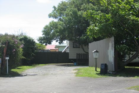 Photo of property in 2/11 De Bloge Place, Clendon Park, Auckland, 2103