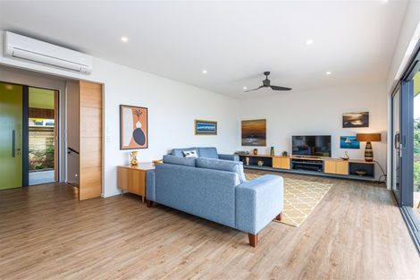 Photo of property in 10 Maffeys Road, Mount Pleasant, Christchurch, 8081