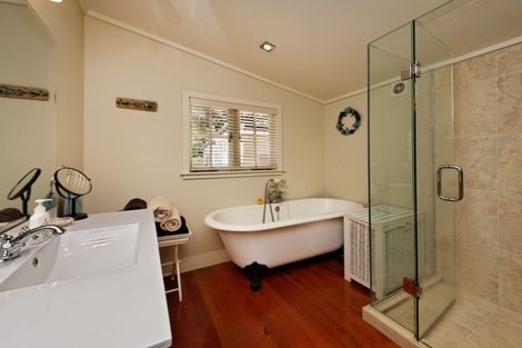 Photo of property in 100 Garden Road, Piha, New Lynn, 0772