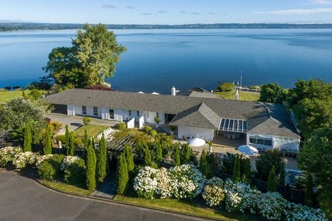 Photo of property in 15 Manahi Avenue, Kawaha Point, Rotorua, 3010