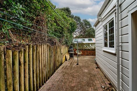 Photo of property in 64 Kelburn Parade, Kelburn, Wellington, 6012