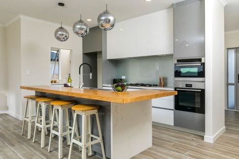 Photo of property in 16 Gilbransen Road, Kumeu, 0810