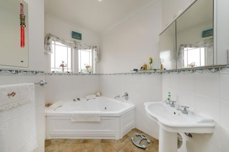 Photo of property in 4 The Oaks, Awapuni, Palmerston North, 4412