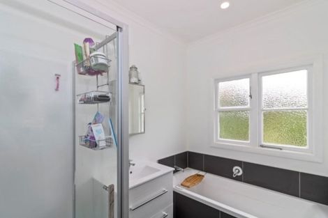 Photo of property in 120 Huatoki Street, Frankleigh Park, New Plymouth, 4310