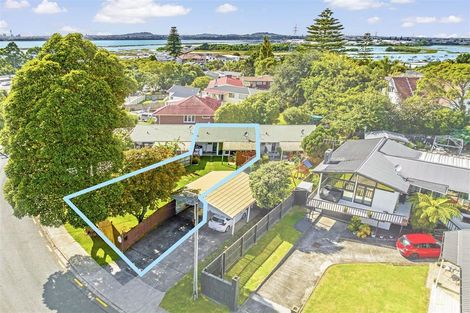 Photo of property in 2/7 Alwyn Avenue, Te Atatu South, Auckland, 0610