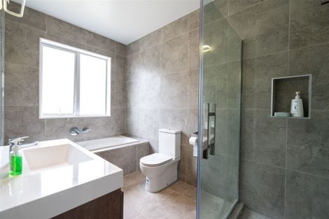 Photo of property in 10 Walter Ruddock Avenue, Kumeu, 0810