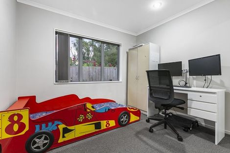 Photo of property in 13 Thomas Rea Place, Te Atatu South, Auckland, 0610